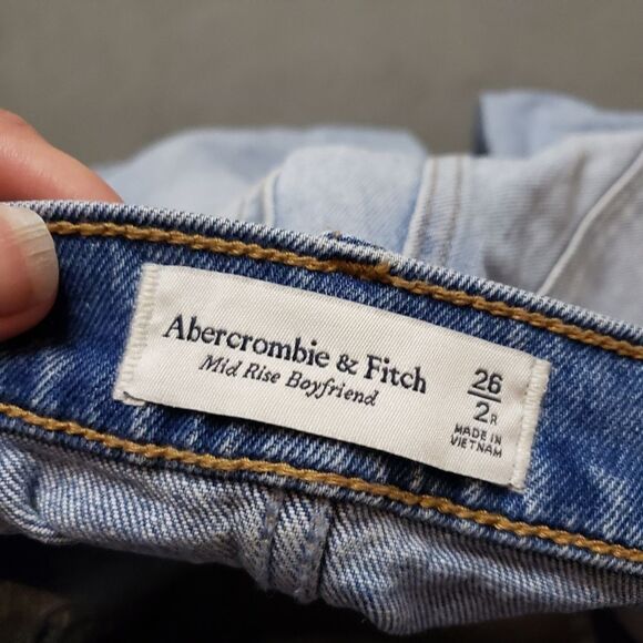 ABERCROMBIE & Fitch • Mid rise Boyfriend Jean in Medium Blue Distressed • 26 - Picture 6 of 14